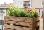 Jardinière en bois de palette remplie d herbes aromatiques et de fleurs sur un balcon ensoleillé, projet DIY fait main